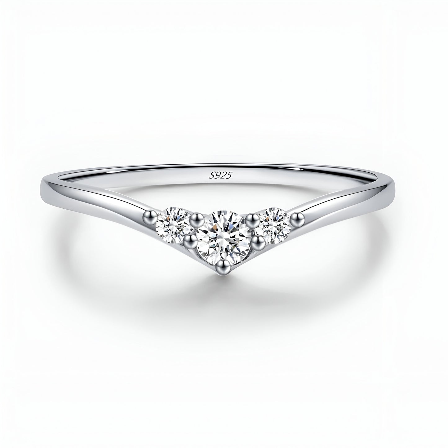 Bague trilogie triple moissanite à plat vue de face sur fond blanc.