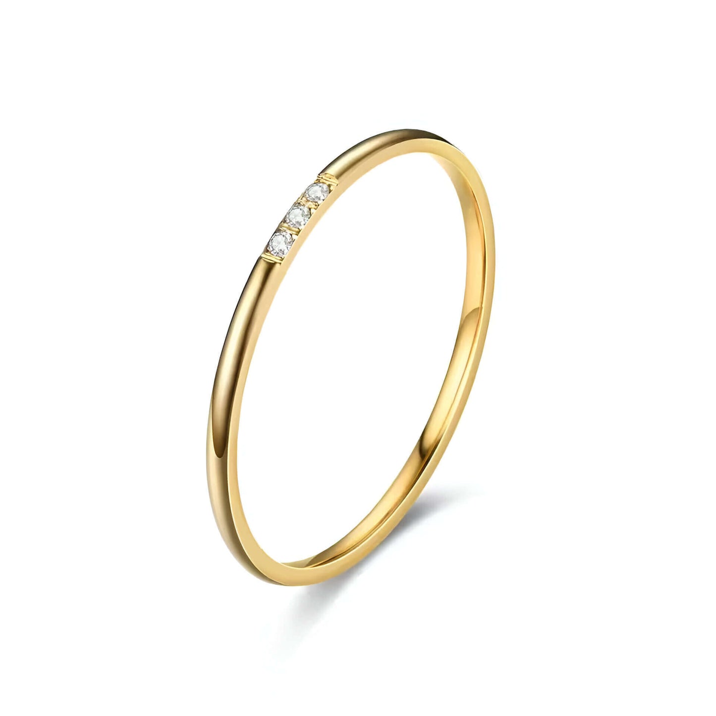 Variante 3 pierres de la bague fine 1mm Cassiane en acier inoxydable 316L plaqué or jaune 18K et oxyde de zirconium sur fond blanc.