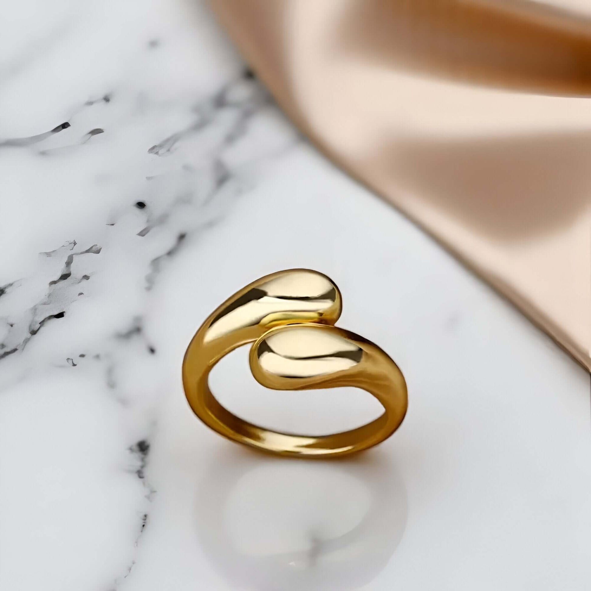 Bague goutte d'eau en acier inoxydable et or jaune debout.