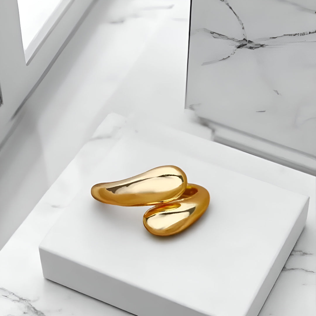 Bague goutte d'eau en acier inoxydable et or jaune vue de front.