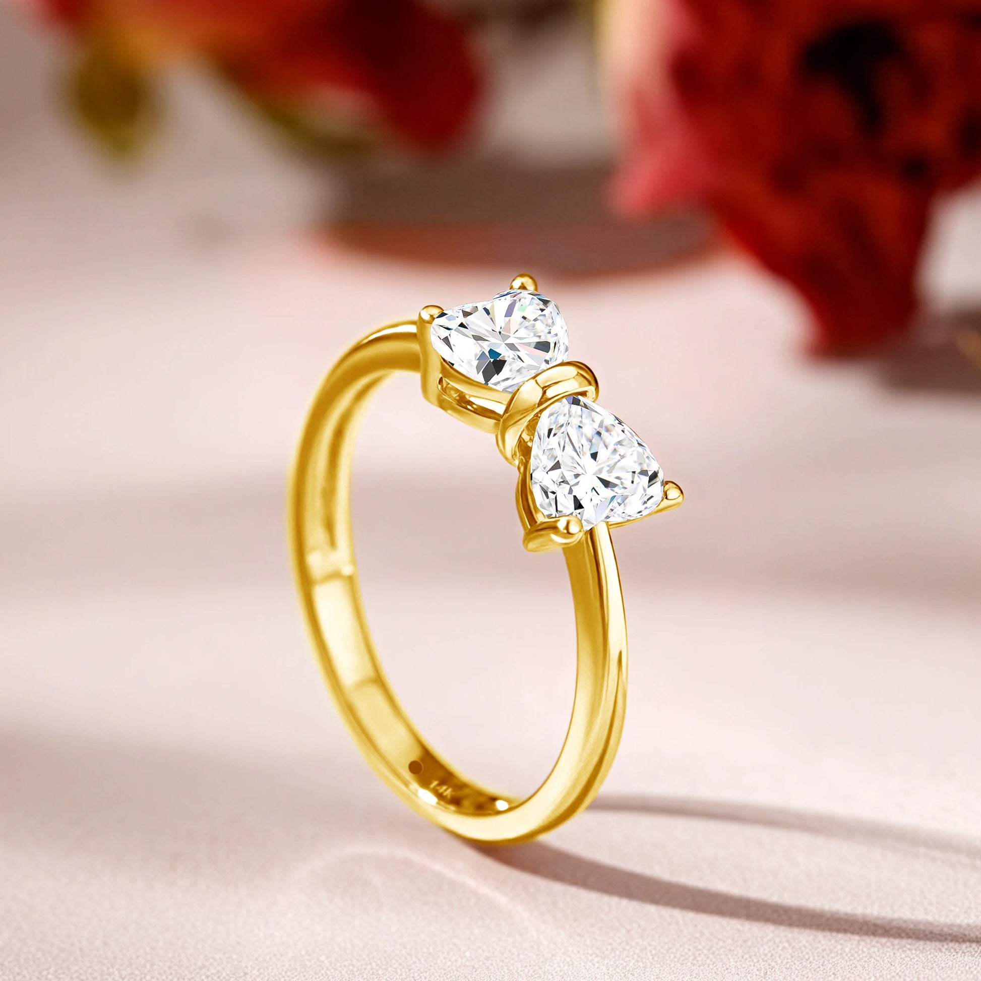 Bague nœud papillon en or jaune et diamants synthétiques debout.