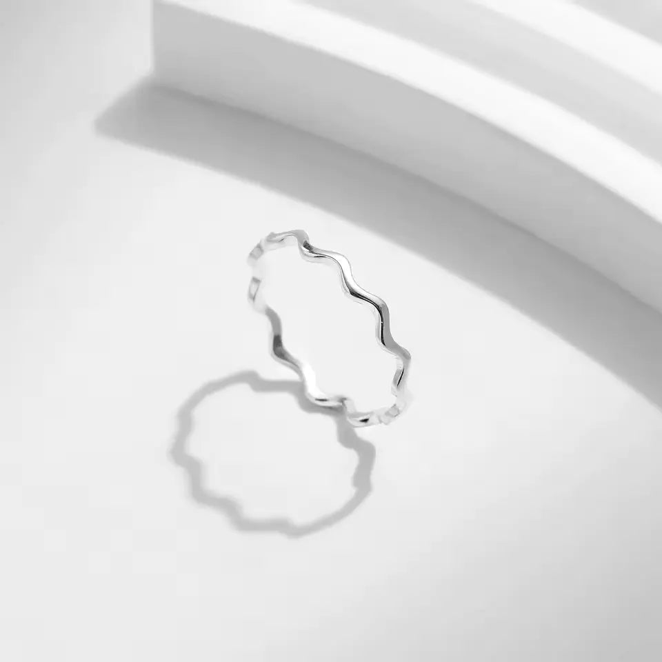 Bague ondulée en argent 925 rhodié debout.