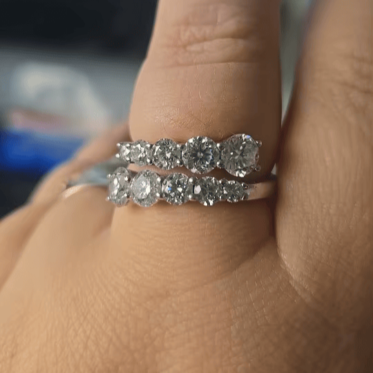 Bague ouverte en argent sterling 925 avec diamants en moissanite, portée au doigt, ajoutant une touche sophistiquée et lumineuse - La Petite Rebelle