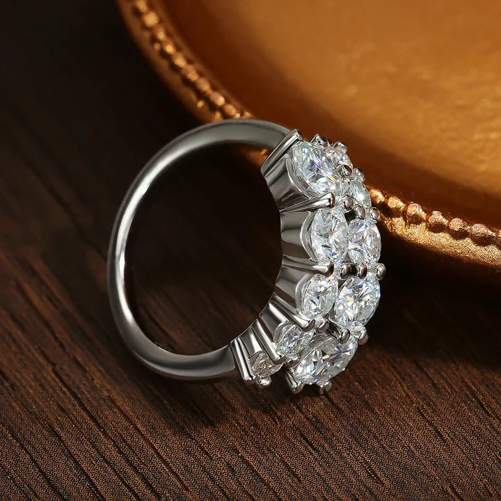 Vue élégante de la bague ouverte en argent sterling, avec ses diamants en moissanite étincelants, plaquée or blanc 18K - La Petite Rebelle