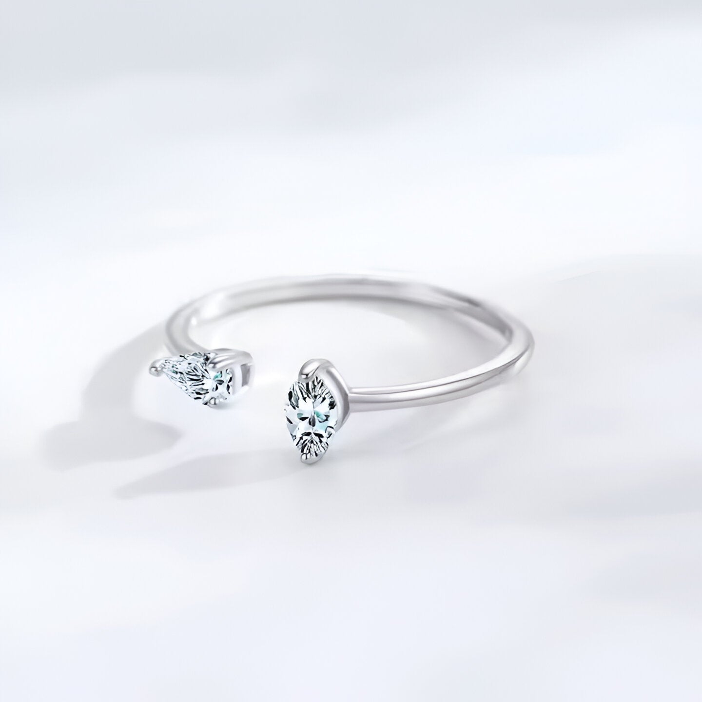 Vue latérale à plat de la bague ouverte en argent sterling 925 éclats perpendiculaires, diamants en zircon et finition plaquée or blanc 18K. Design moderne et raffiné - La Petite Rebelle