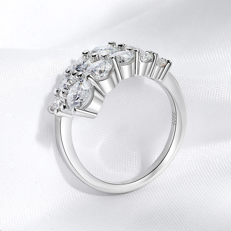 Bague ouverte en argent 925 vue de profil, mettant en valeur les diamants en moissanite et le plaquage or blanc 18K pour un éclat subtil et raffiné - La Petite Rebelle