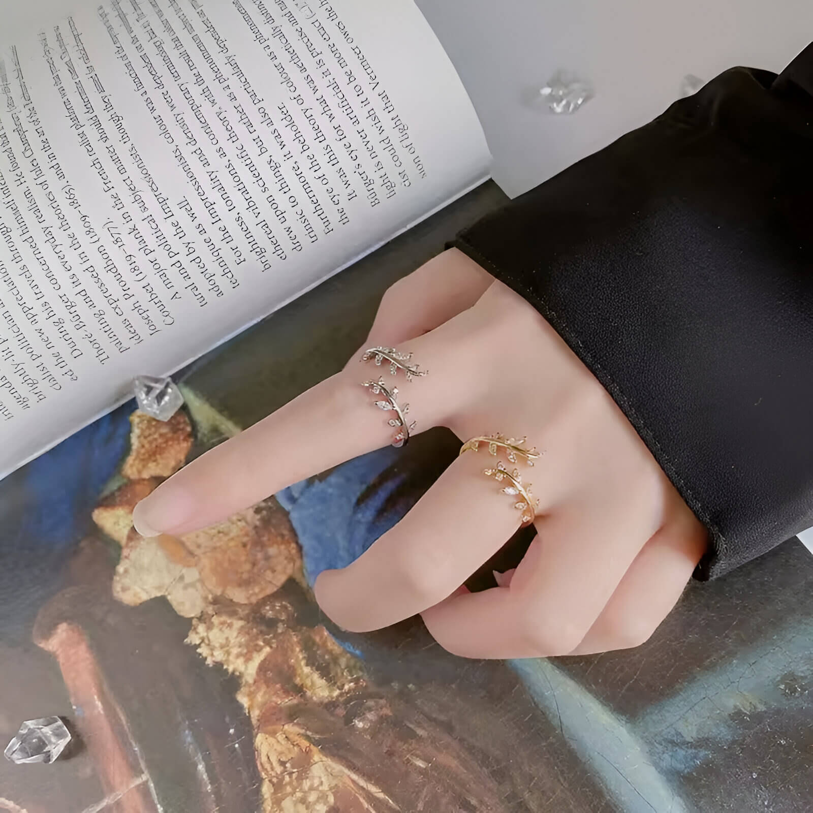 Bagues fantaisie ouverte en or jaune et or blanc sertie d'oxyde de zirconium portées aux doigts d'une femme