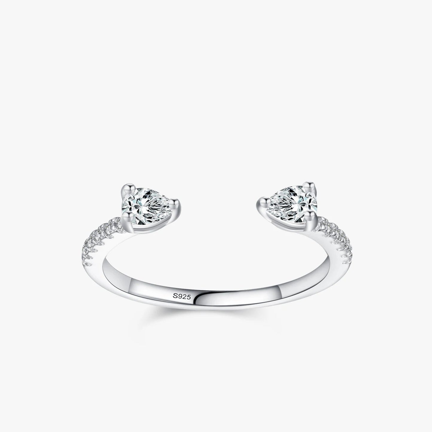 Bague ouverte en or blanc et diamants naturels sur fond blanc.