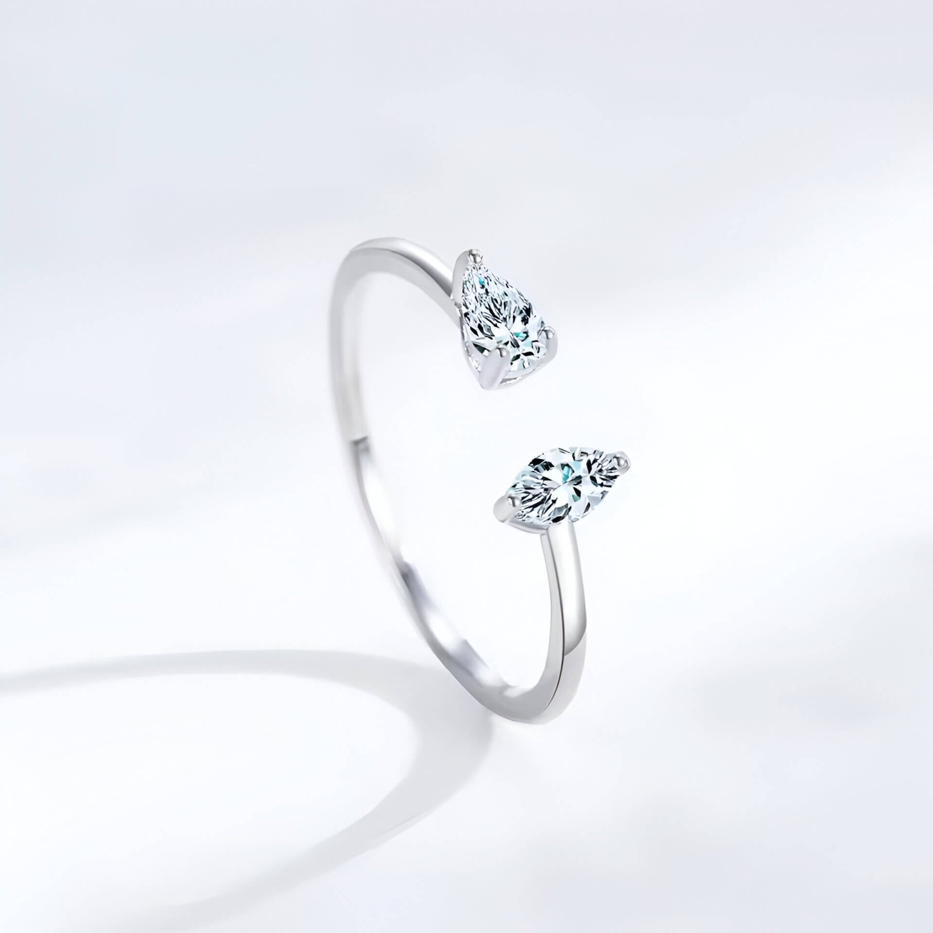 Bague ouverte de fiançailles en or blanc et diamants naturels debout.