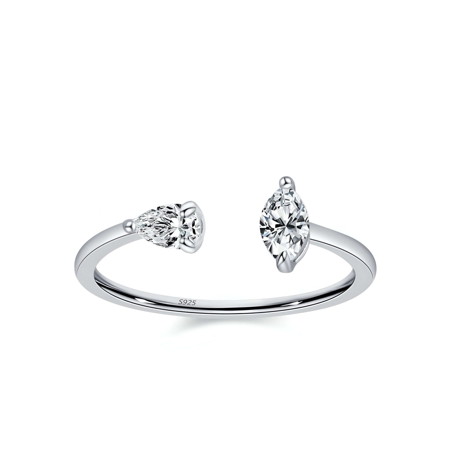 Bague ouverte de fiançailles en or blanc et diamants naturels sur fond blanc.