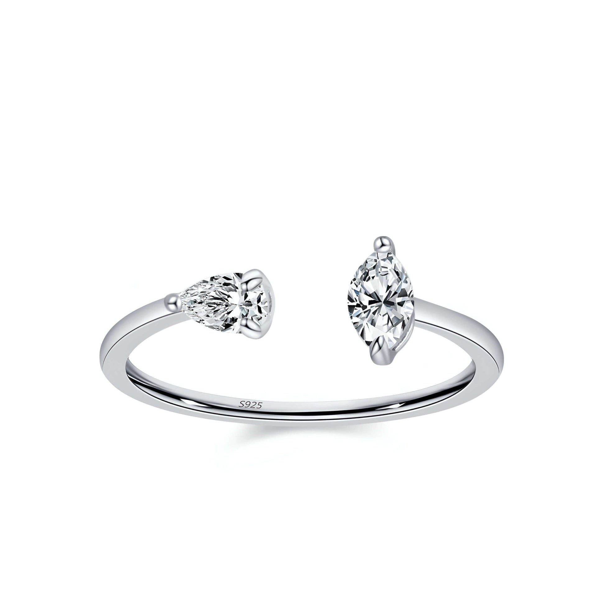 Bague ouverte de fiançailles en or blanc et diamants naturels sur fond blanc.