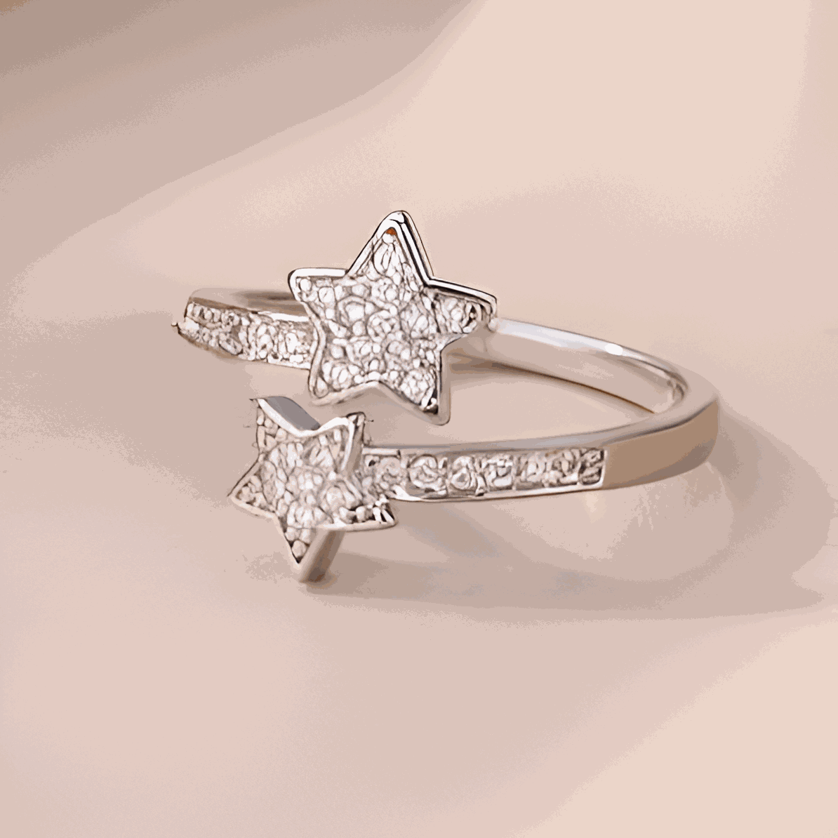Vue de face de la BAGUE OUVERTE EN ARGENT ÉTOILES FILANTES, avec design moderne, acier inoxydable plaqué or blanc 18K et zircons étincelants.