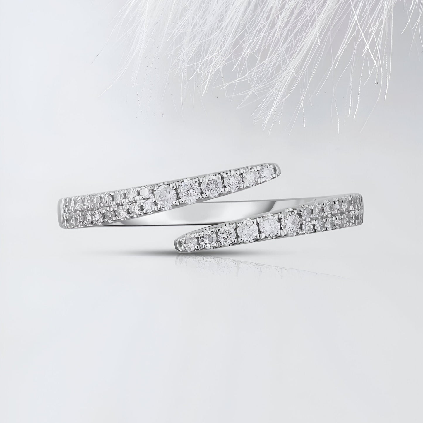 Bague ouverte en argent sterling 925 éclat croisé avec zircons, finition plaquée or blanc 14K, vue de face, look sophistiqué et chic - La Petite Rebelle