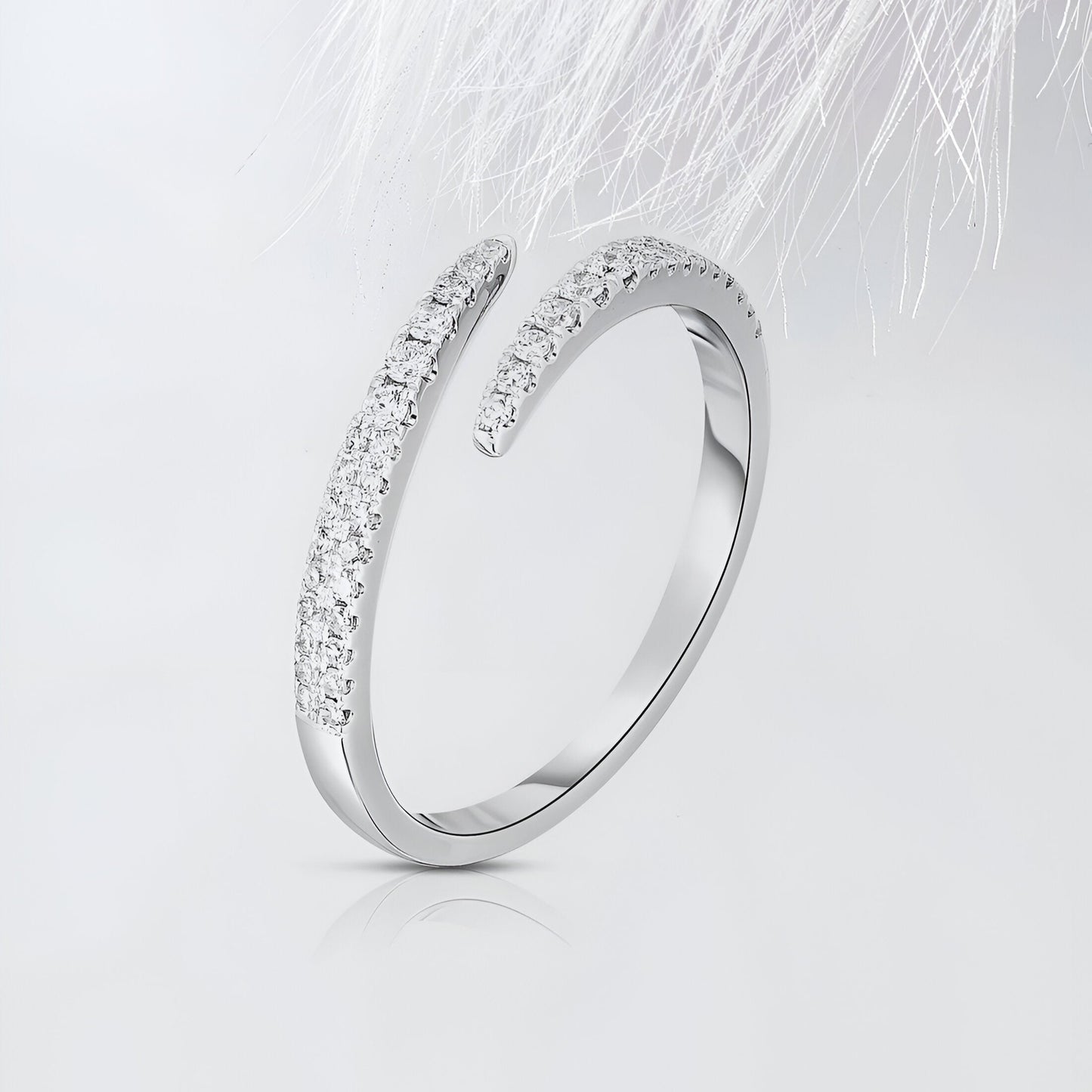Bague ouverte en argent 925 éclat croisé, vue latérale montrant sa structure raffinée et ses détails étincelants en zircon, design contemporain - La Petite Rebelle