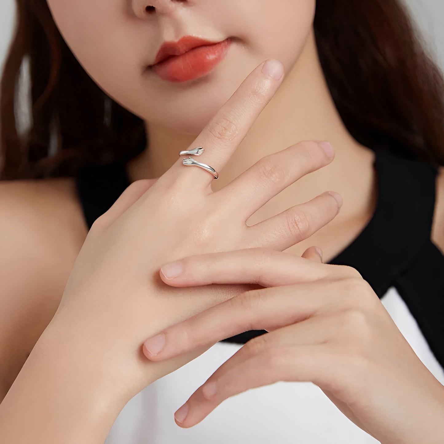 Bague ouverte en argent sterling 925 portée sur le doigt d'une femme, design enlacement, plaqué or 14K – bijou élégant et tendance - La Petite Rebelle