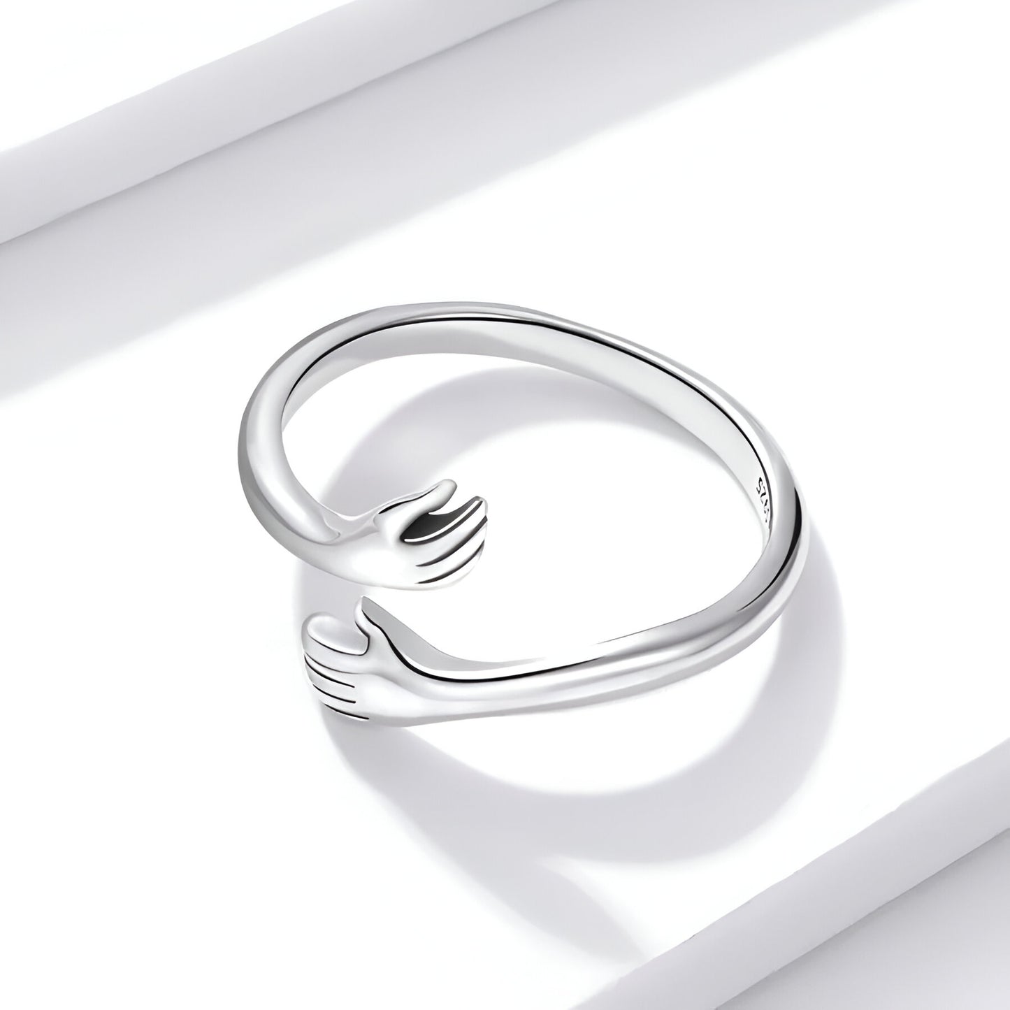 Bague ouverte en argent sterling 925, vue de dessus, design enlacement délicat, finition plaqué 14K – bijou tendance pour femmes - La Petite Rebelle