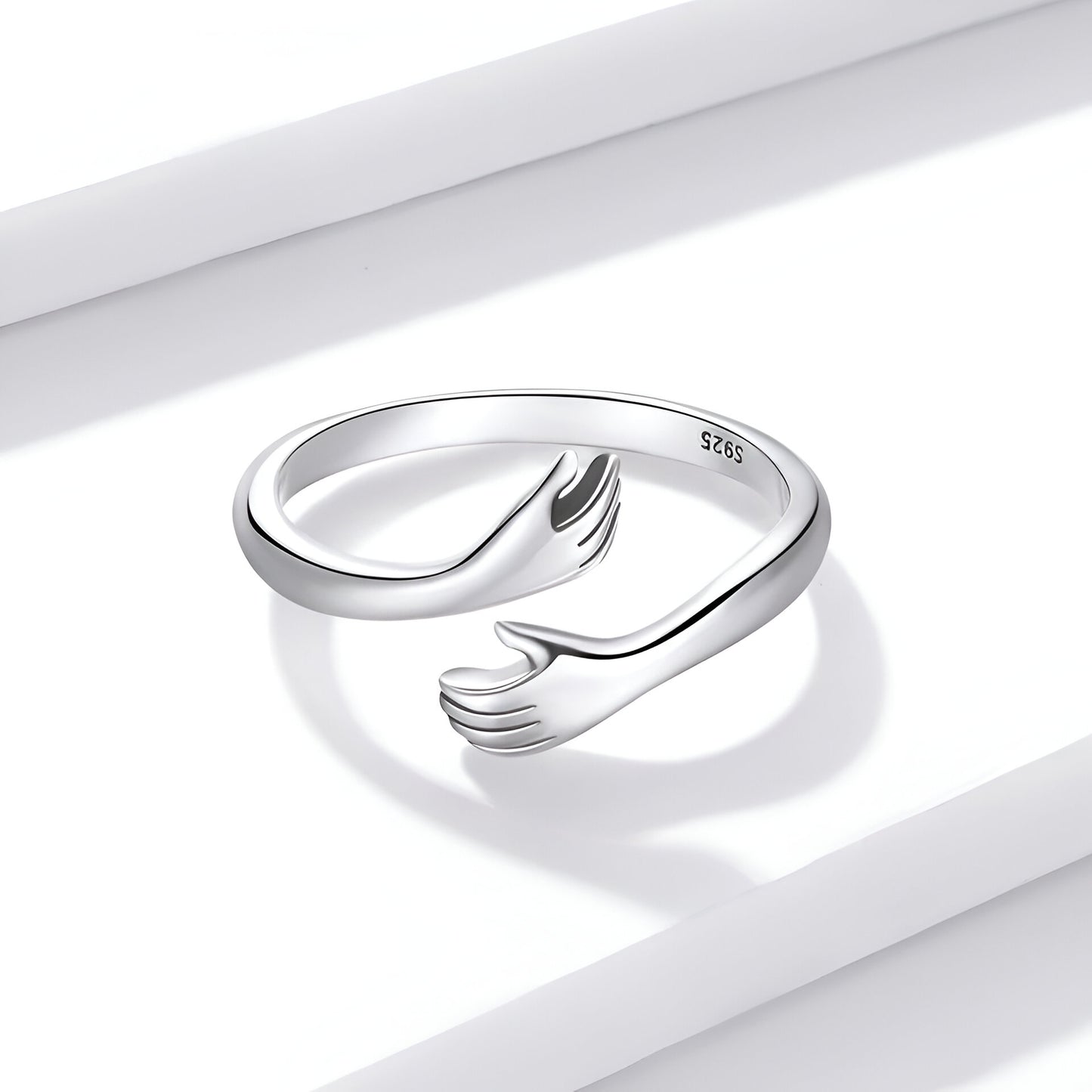 Bague ouverte en argent 925, design enlacement raffiné, vue de face sur socle blanc, plaqué or 14K – bague féminine moderne et élégante - La Petite Rebelle