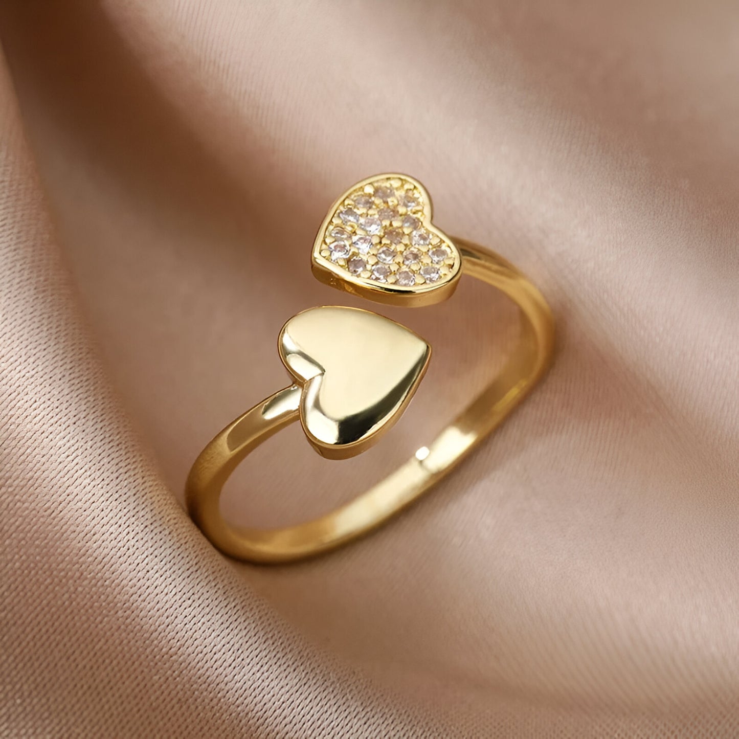 Bague ouverte en or vue de dessus avec finition brillante et détails en zircon – bijou tendance, féminin et élégant, symbole d’amour et d’harmonie