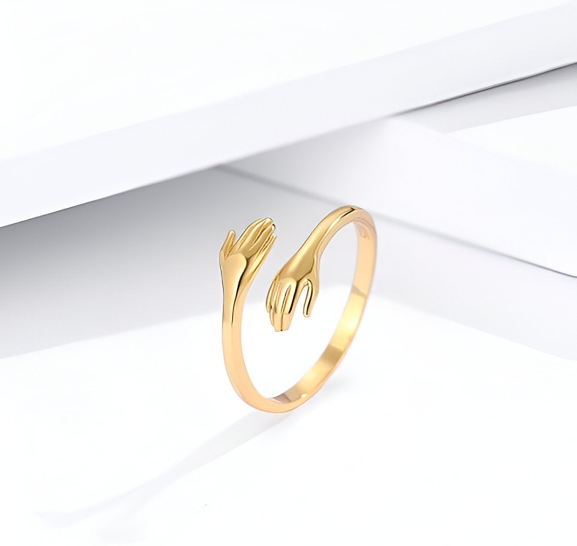 Bague ouverte en or enlacée, vue à distance, réalisée en argent sterling 925 avec plaquage or 14K, offrant un look chic et intemporel, parfaite pour compléter une tenue sophistiquée.