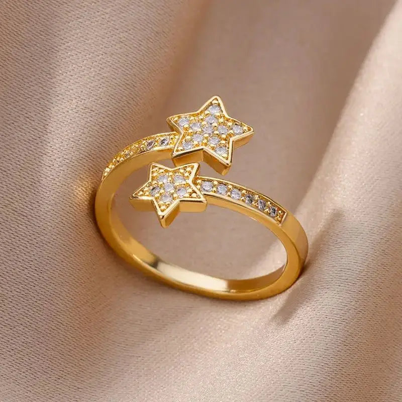 Bague ouverte en or étoiles filantes, vue élégante sur fond de drap doux, bijou tendance en acier inoxydable plaqué or 18K.