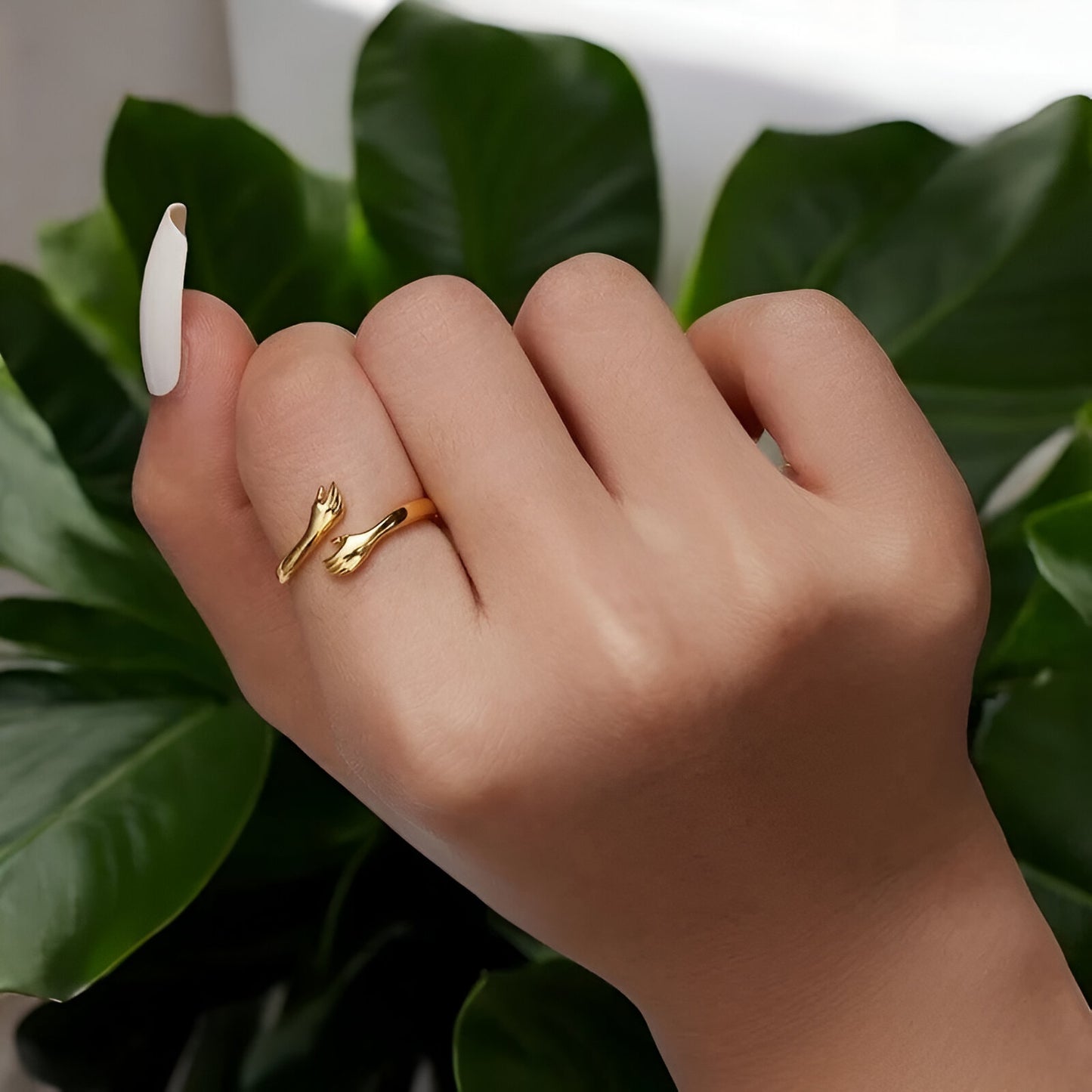 Bague ouverte en or portée sur le doigt d'une femme, composée d'argent sterling 925 avec plaquage or 14K, une pièce délicate et élégante, idéale pour une allure chic.