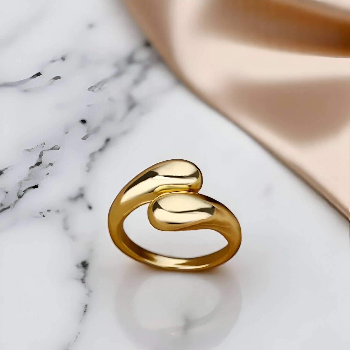 Bague ouverte en or 14K Goutte d'eau sur marbre blanc. Design raffiné et luxueux, bijou parfait pour un mariage, une fête ou un cadeau spécial.