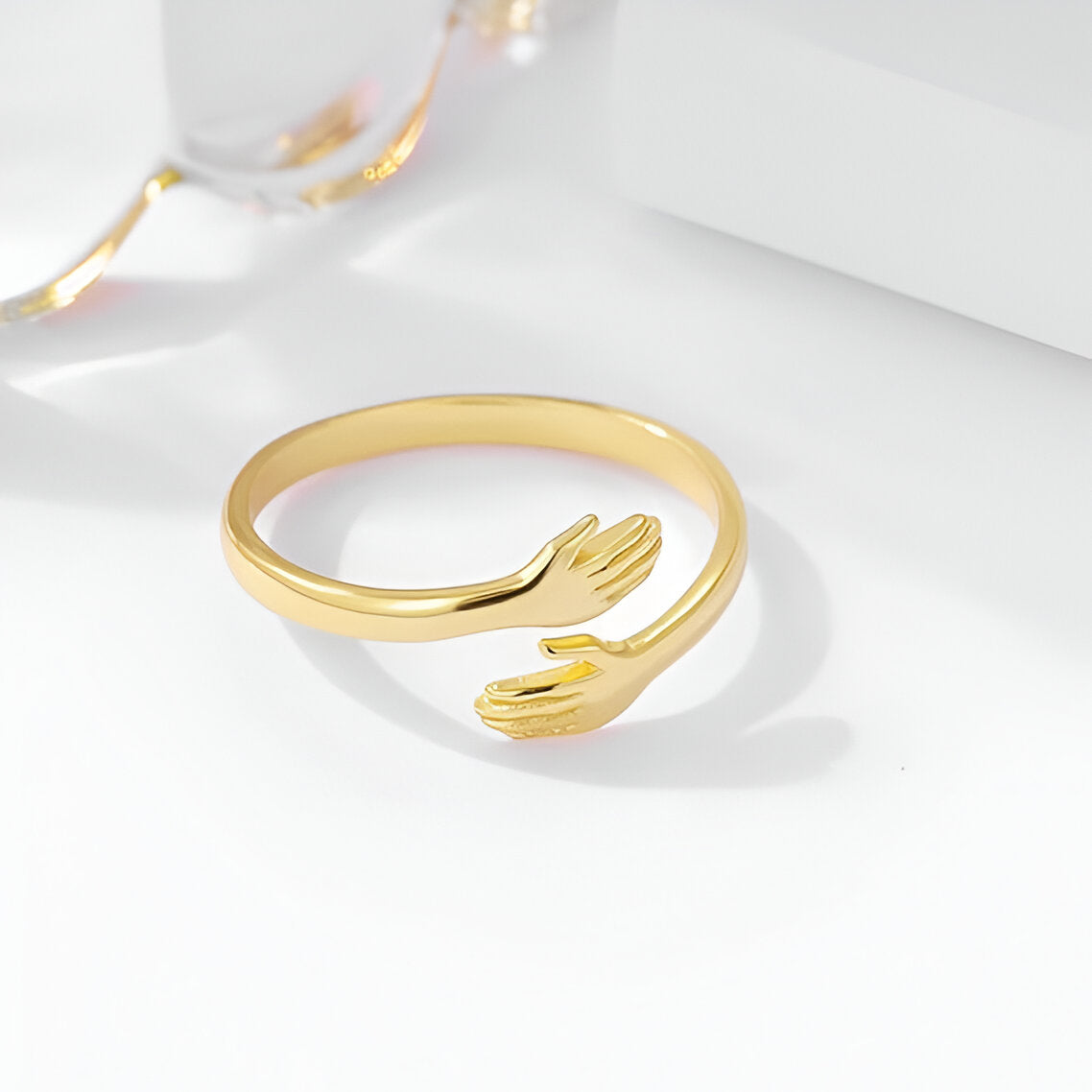 Bague ouverte en or 14K vue de face, modèle délicat en argent sterling 925 avec un plaquage or 14K, un choix élégant pour un look moderne et unique.