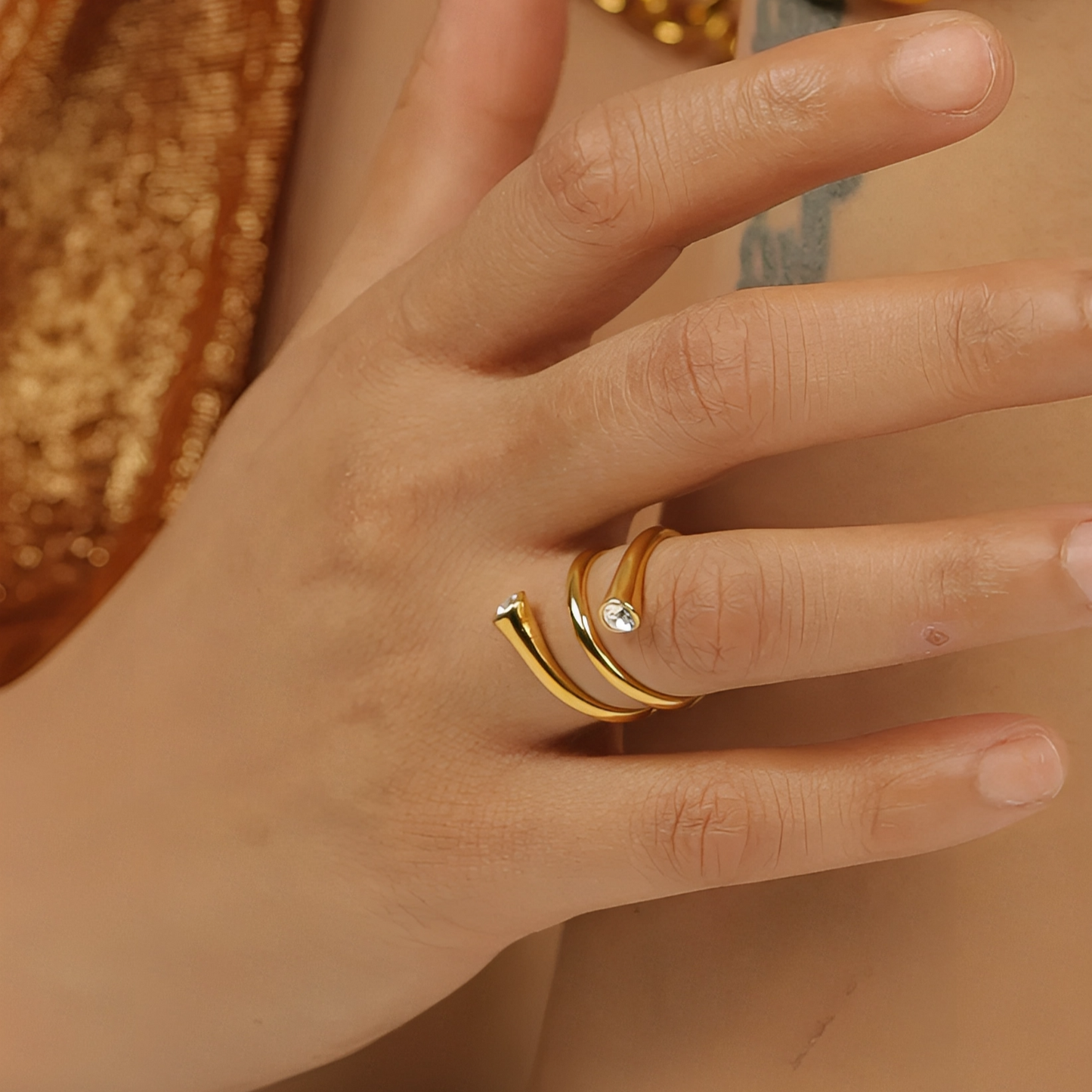 Bague ouverte en or tourbillon d'éclat portée par une femme, élégance du tourbillon avec strass et plaquage or 18K sur le doigt.