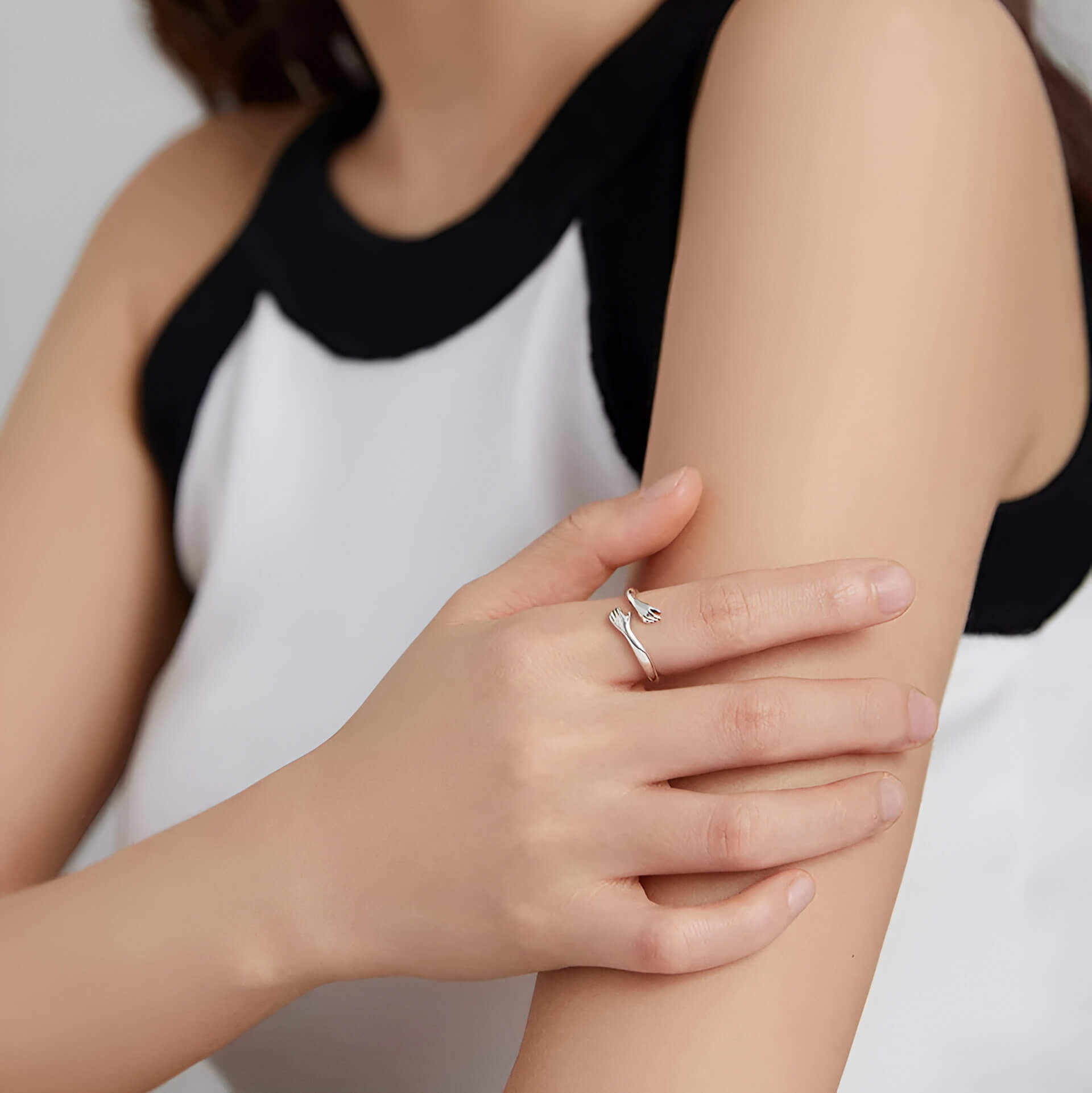 Bague fantaisie ouverte enlacement en argent 925 et or blanc portée à l'index d'une femme.