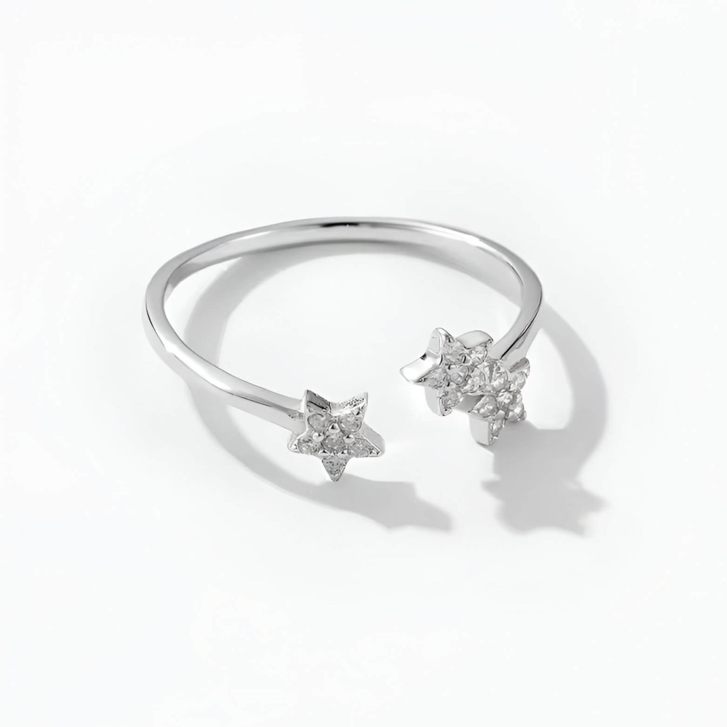 Bague ouverte en or blanc trio d'étoiles en zirconium vue de front. Bijou féminin idéale pour célébrer des fiançailles ou une union.