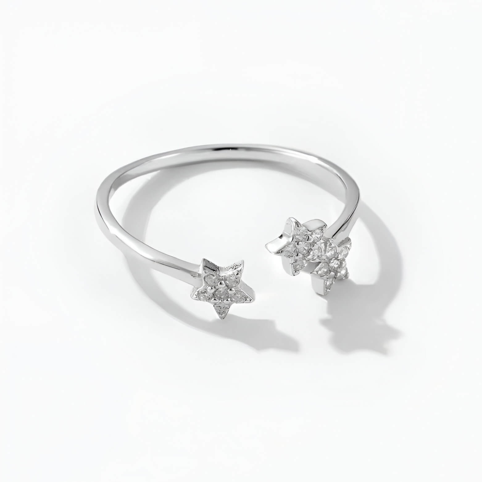 Bague ouverte en or blanc trio d'étoiles en zirconium vue de front. Bijou féminin idéale pour célébrer des fiançailles ou une union.