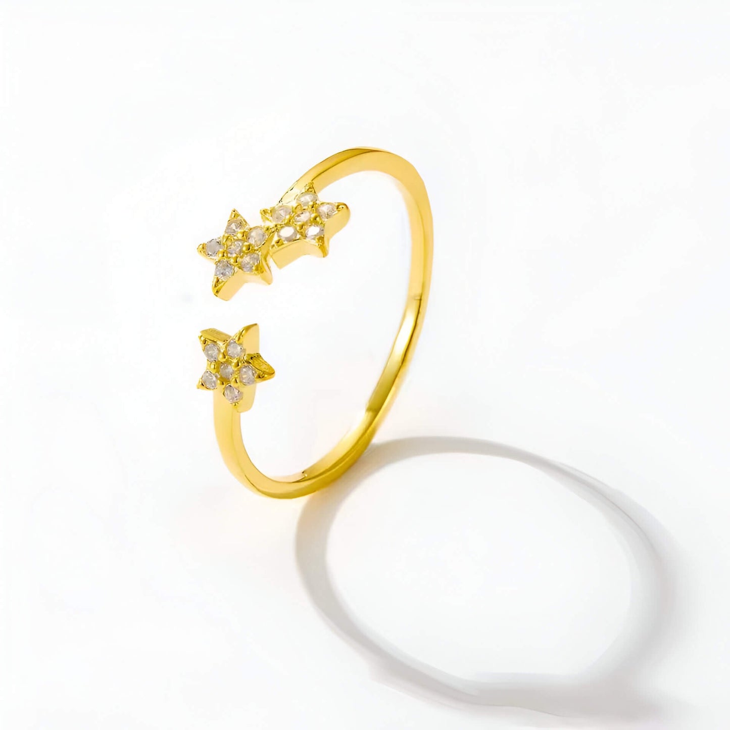 Bague ouverte étoile en or jaune sertie de diamants naturels vue de côté.