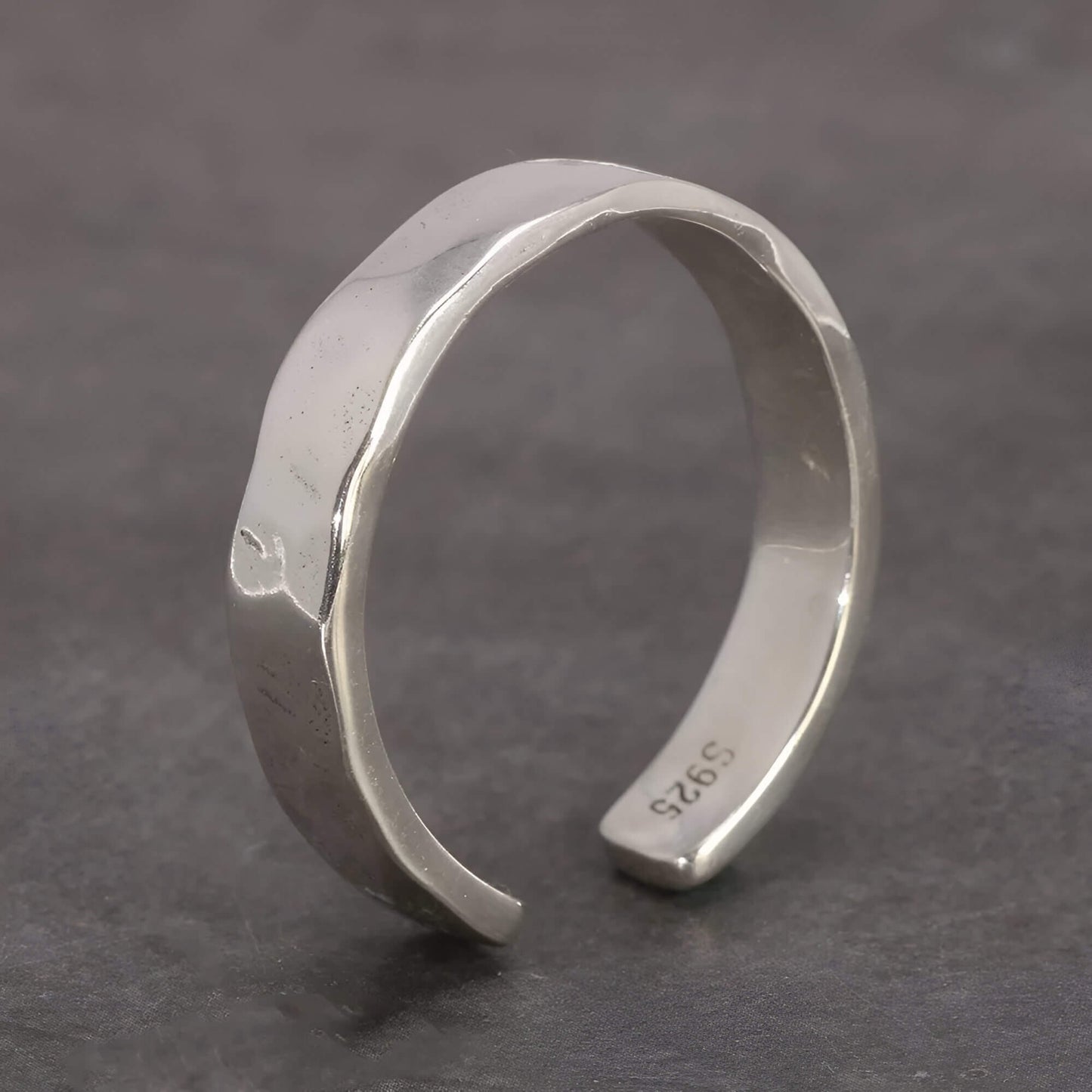 Bague ouverte martelée en argent 925 rhodié debout.