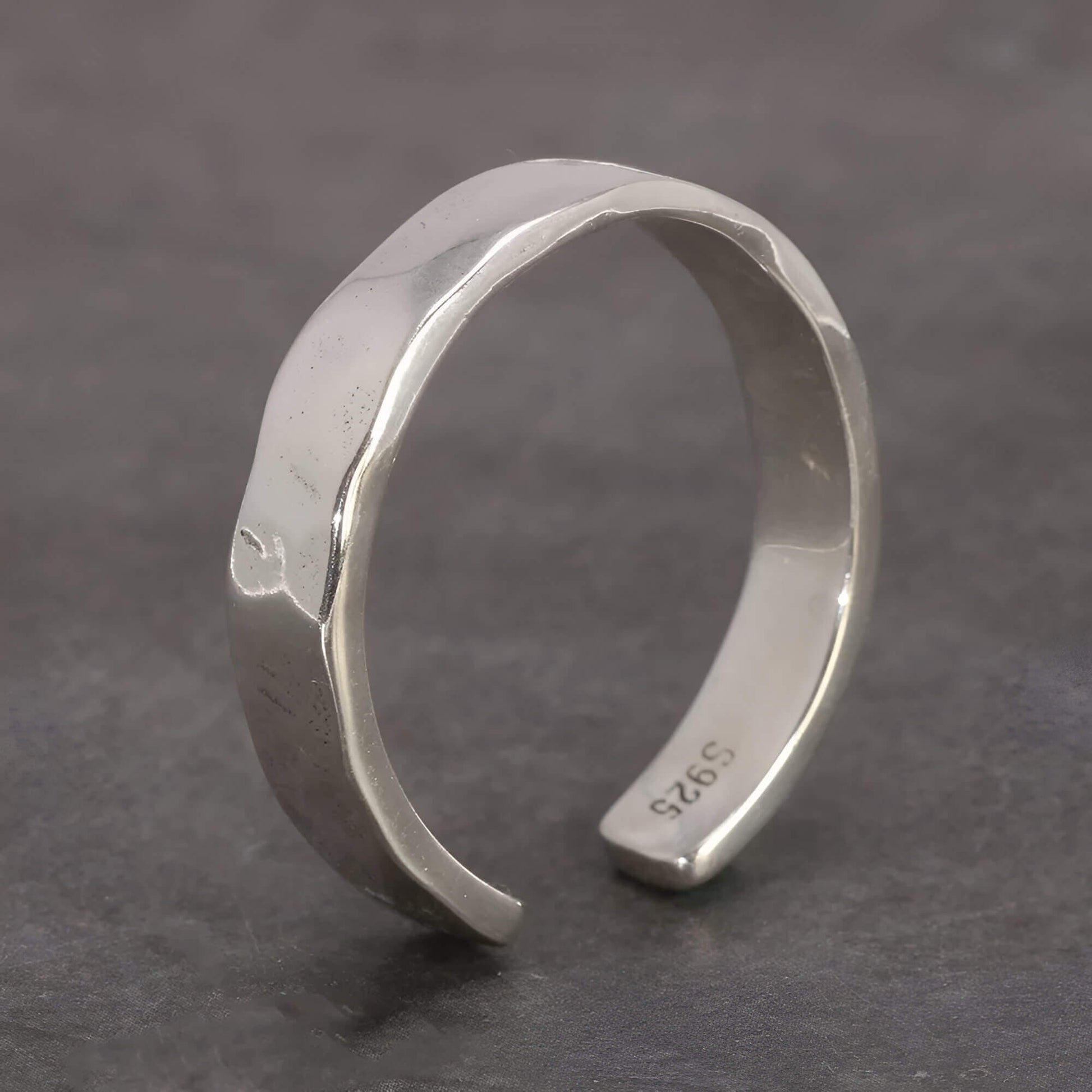 Bague ouverte martelée en argent 925 rhodié debout.