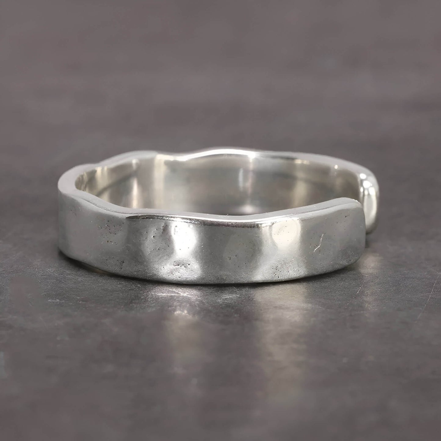 Bague ouverte martelée en argent 925 rhodié à plat.