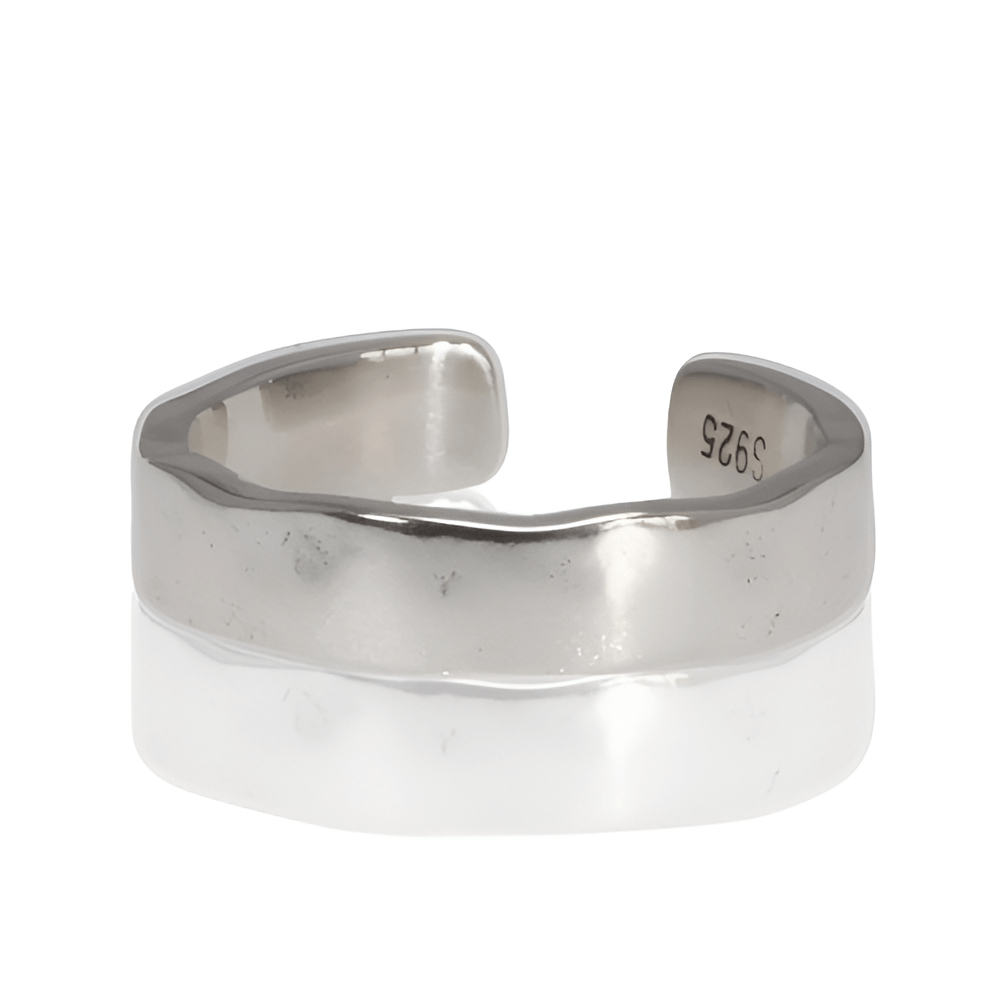 Bague ouverte martelée en argent 925 rhodié sur fond blanc.