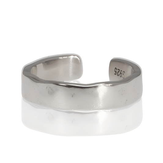 Bague ouverte martelée en argent 925 rhodié sur fond blanc.