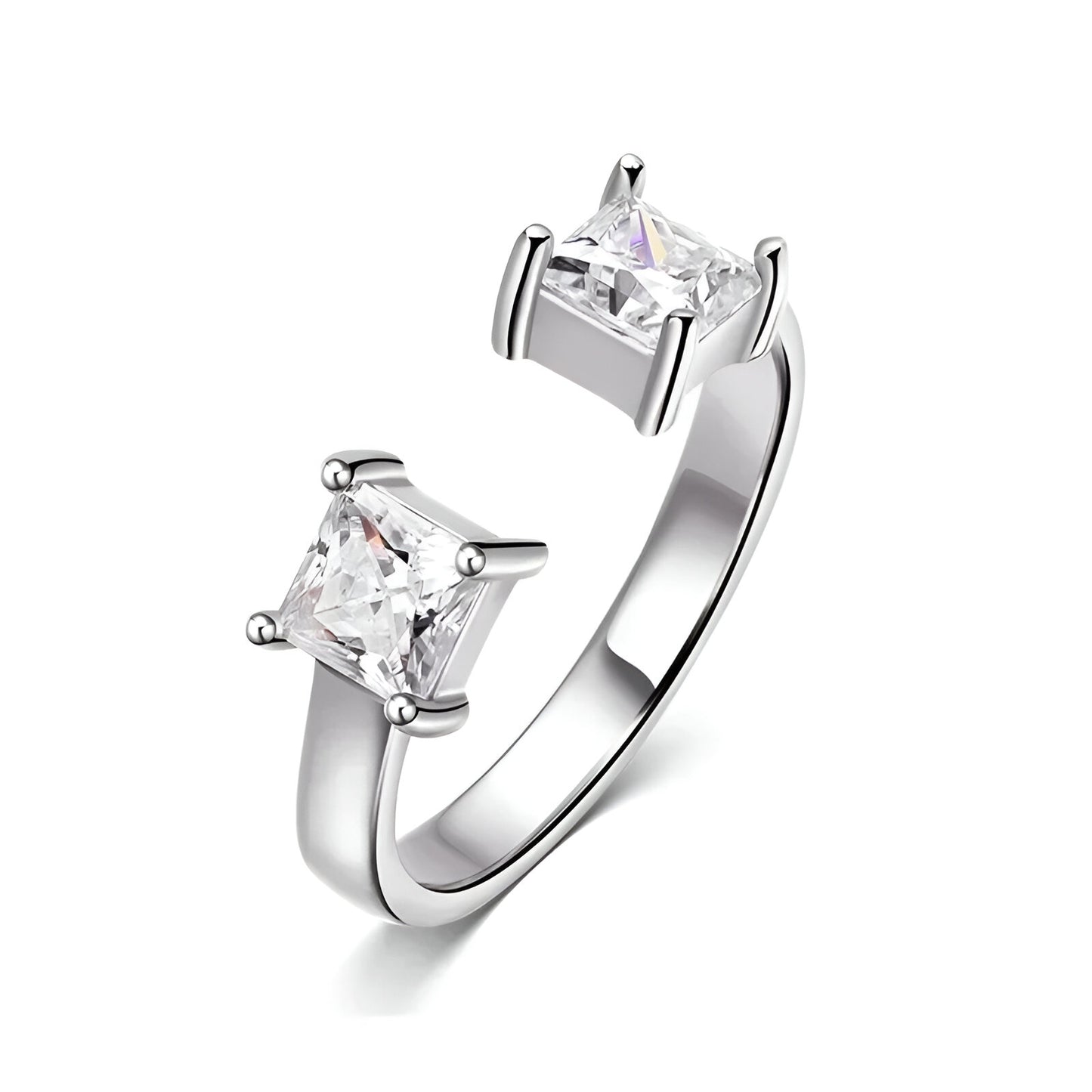 Bague ouverte en or blanc et diamants synthétiques sur fond blanc.