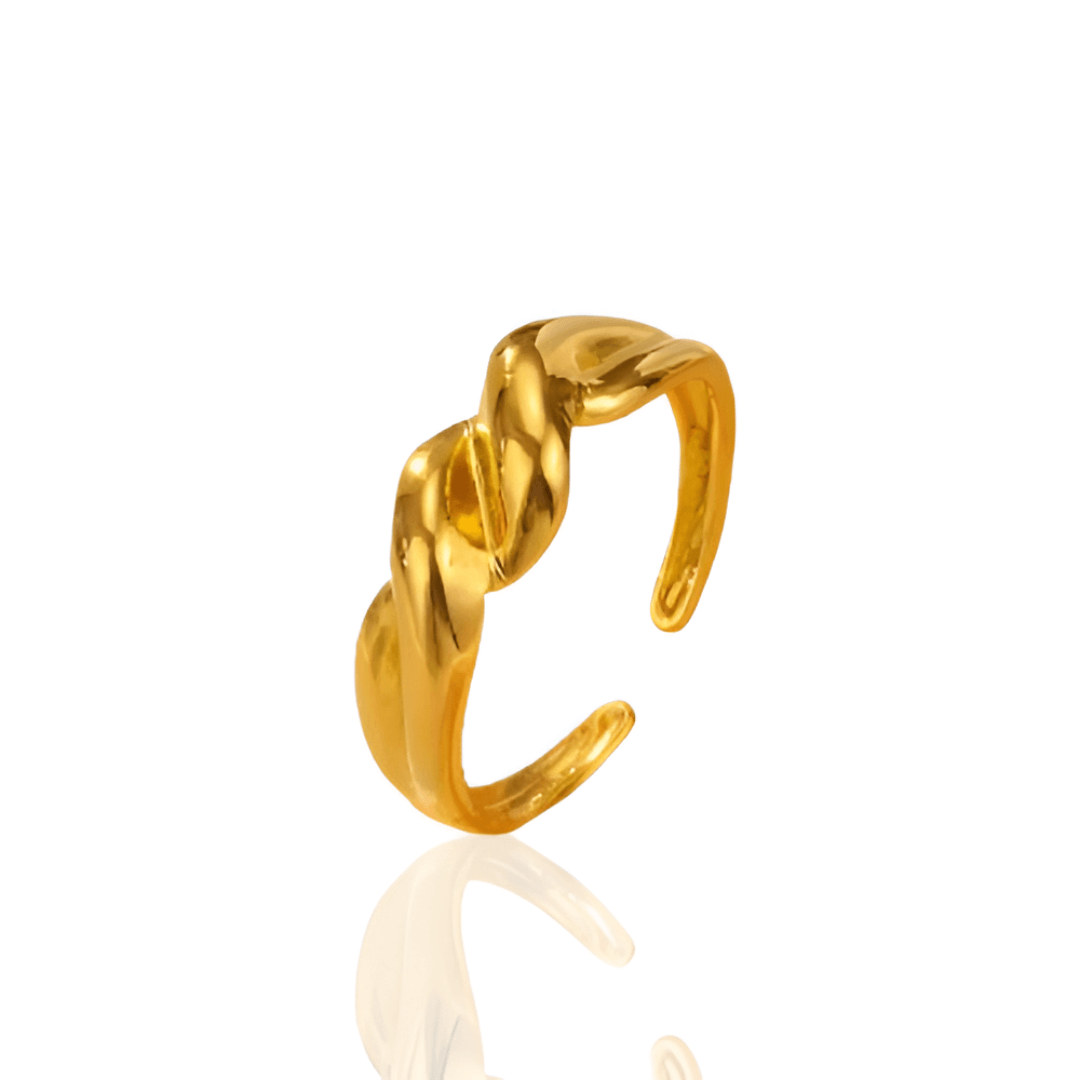 Bague ouverte torsadée en acier inoxydable et or jaune sur fond blanc.