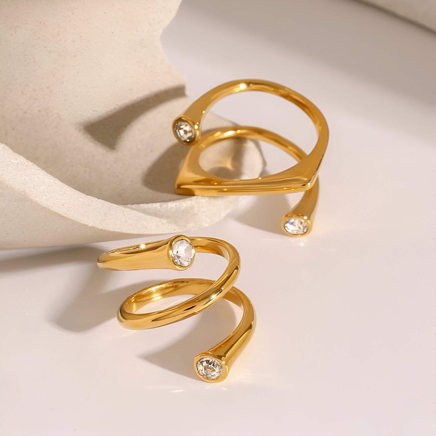 Bagues fantaisie ouverte tourbillon et semi-tourbillon en acier inoxydable et or jaune serties de cristaux à plat.