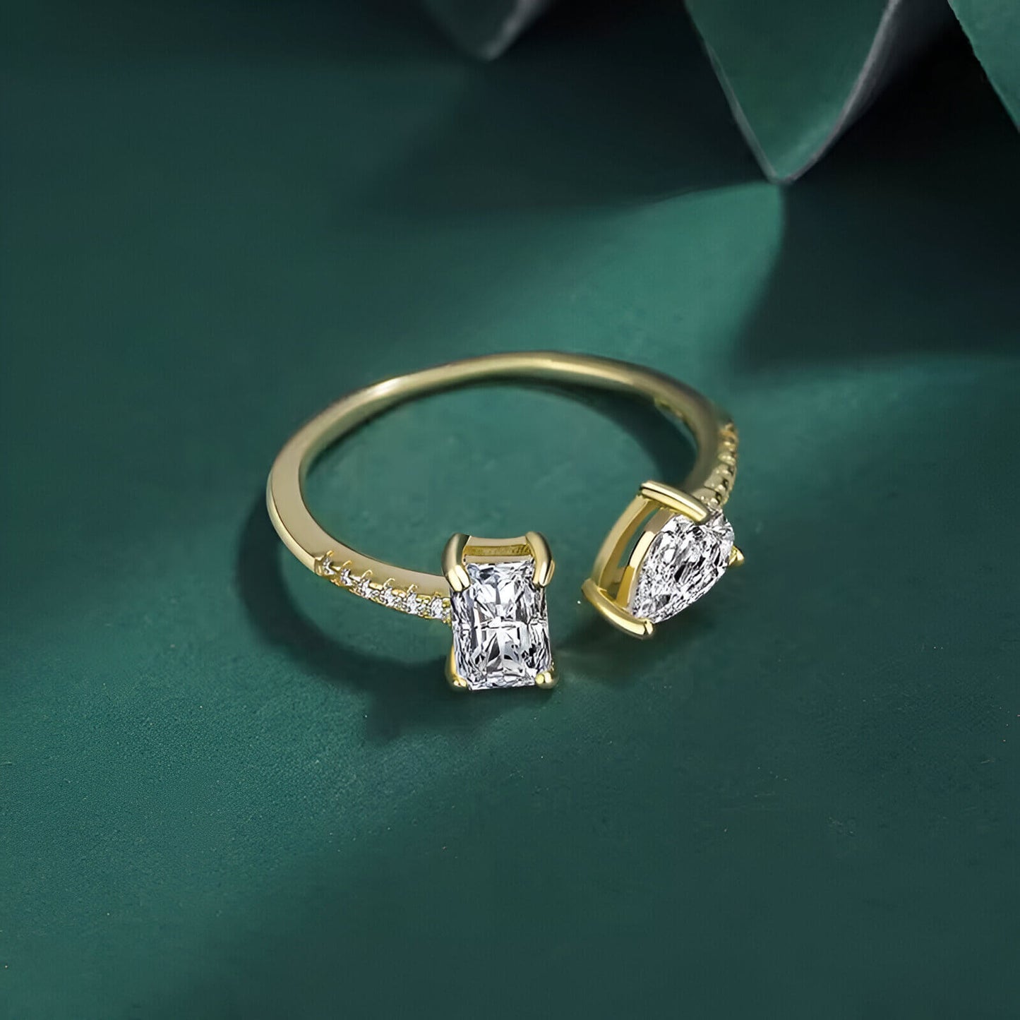 Bague ouverte en or jaune et diamants naturels à plat.