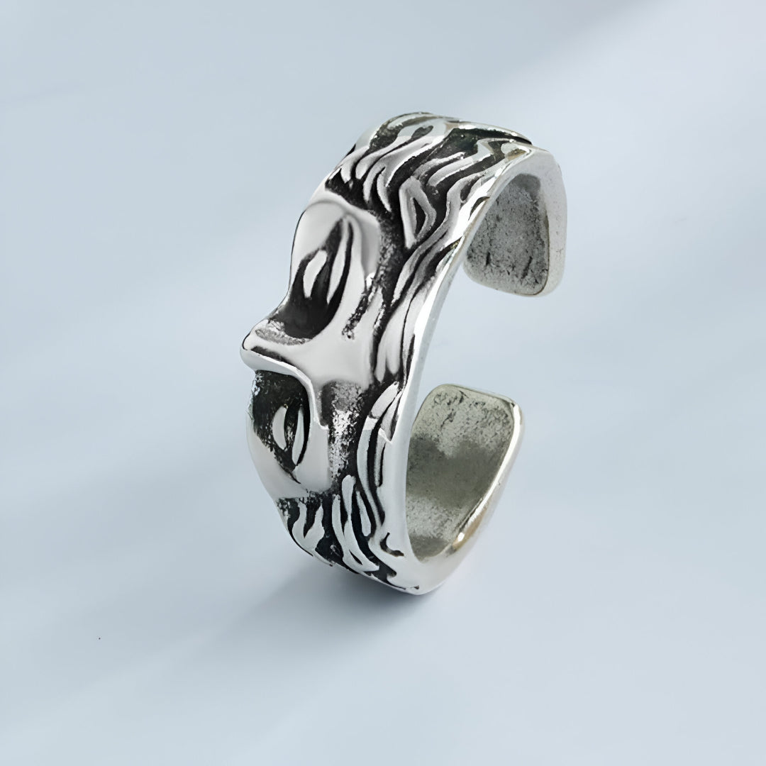 Bague ouverte Vénus demi-visage en acier inoxydable debout.