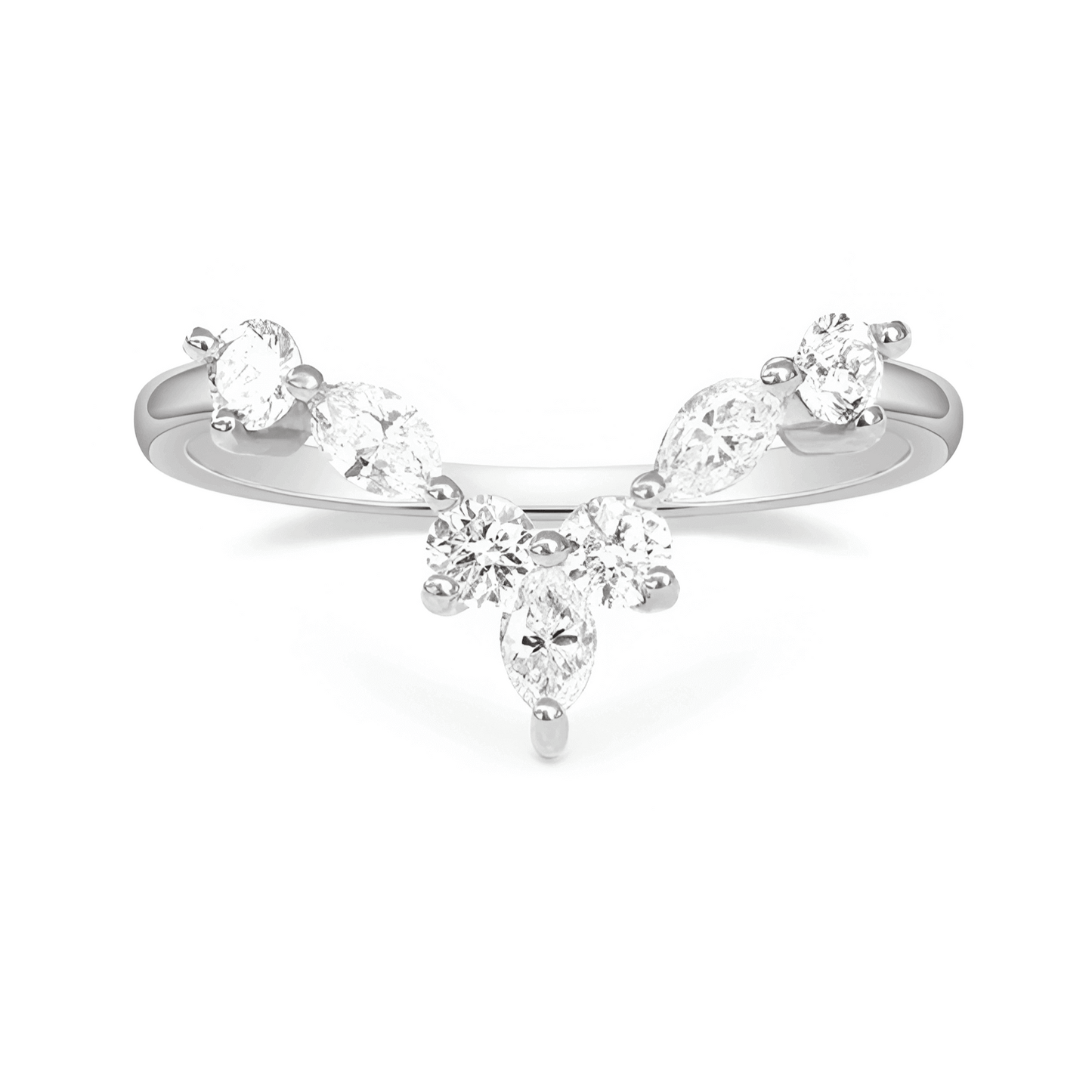 Bague en or blanc et oxyde de zirconium vue de face sur fond blanc.