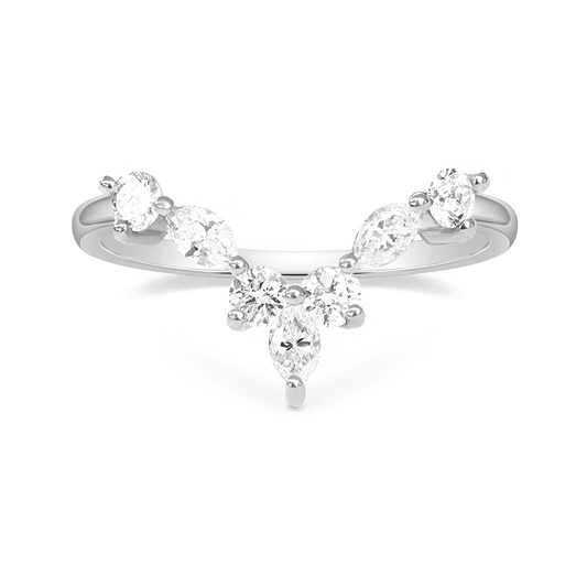 Bague en or blanc et oxyde de zirconium vue de face sur fond blanc.