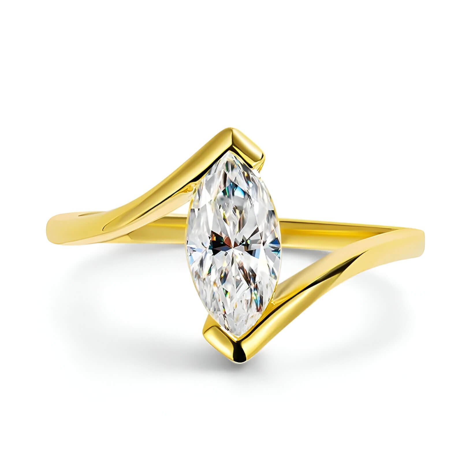 Bague solitaire en or jaune et diamant synthétique sur fond blanc.
