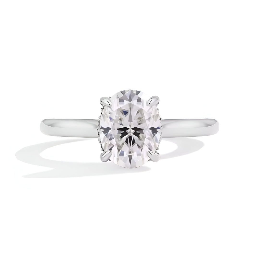 Bague solitaire en or blanc et diamant synthétique vue de face sur fond blanc.