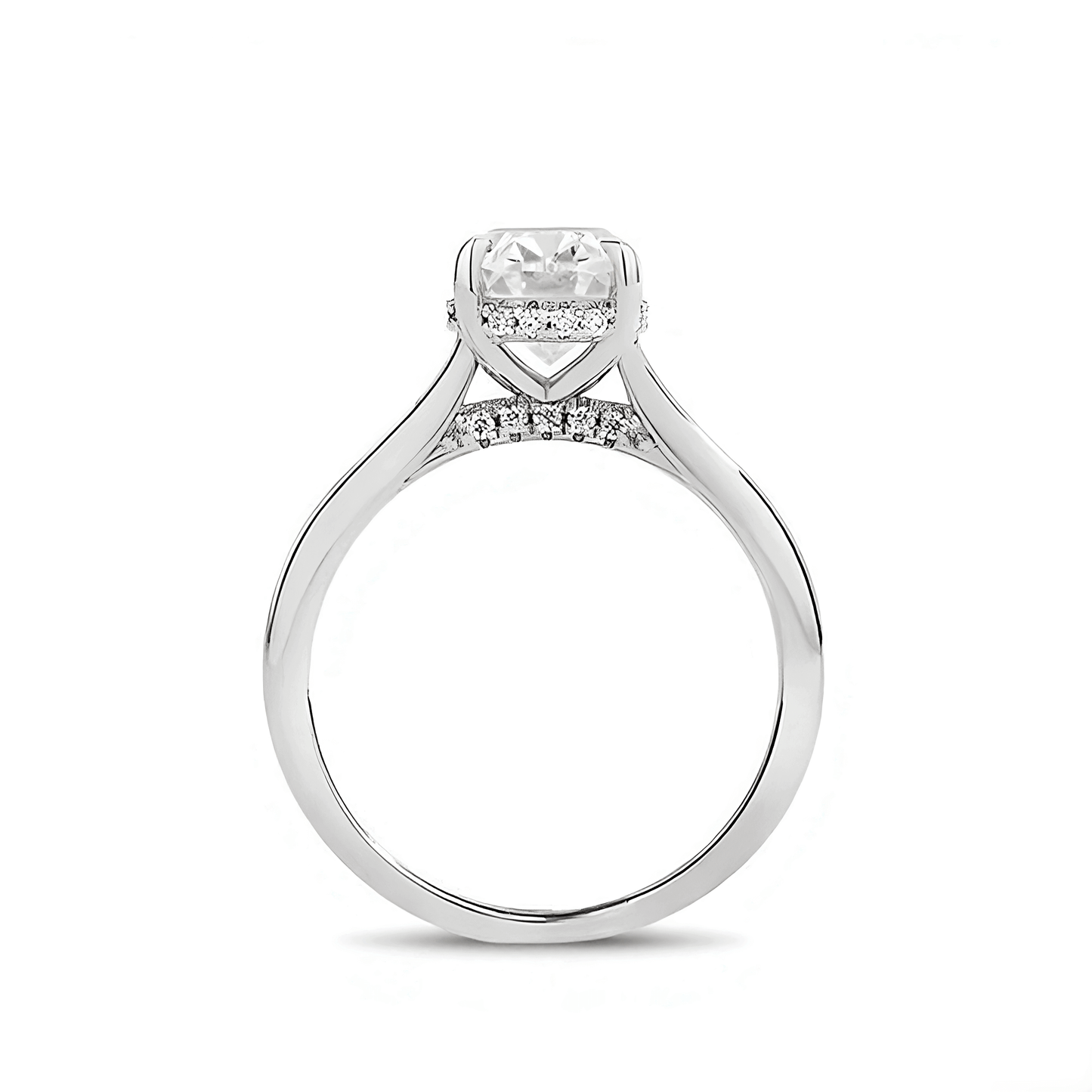 Bague solitaire en or blanc et diamant synthétique vue latérale sur fond blanc.
