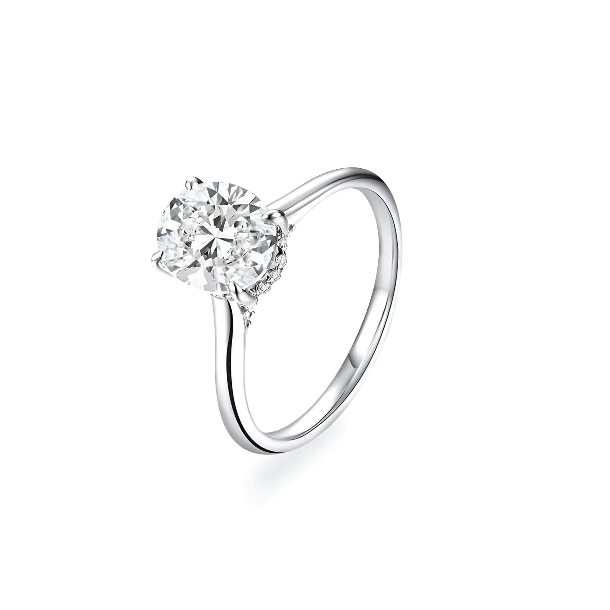 Bague solitaire en or blanc et diamant synthétique sur fond blanc.