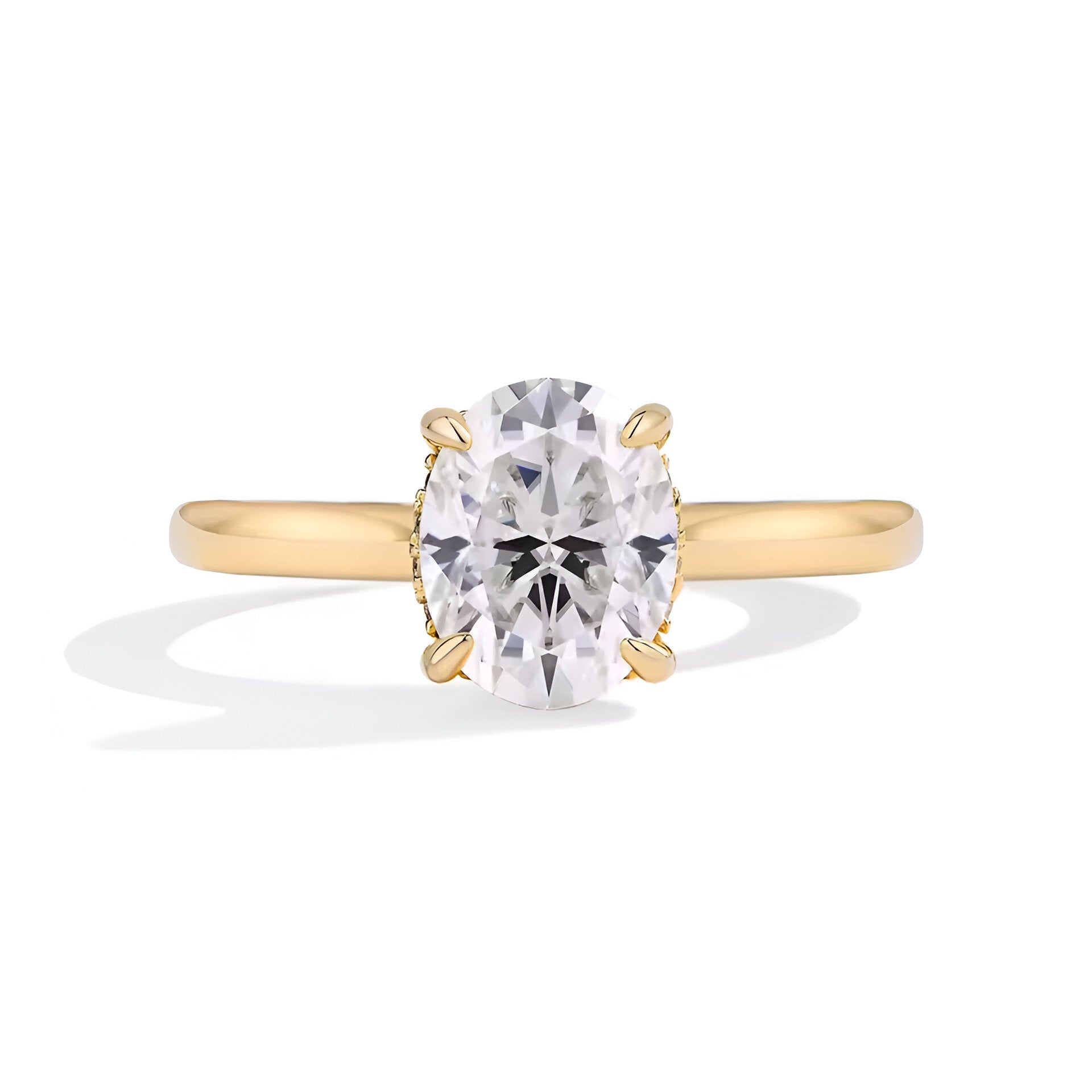 Bague solitaire en or jaune et diamant synthétique vue de face sur fond blanc.