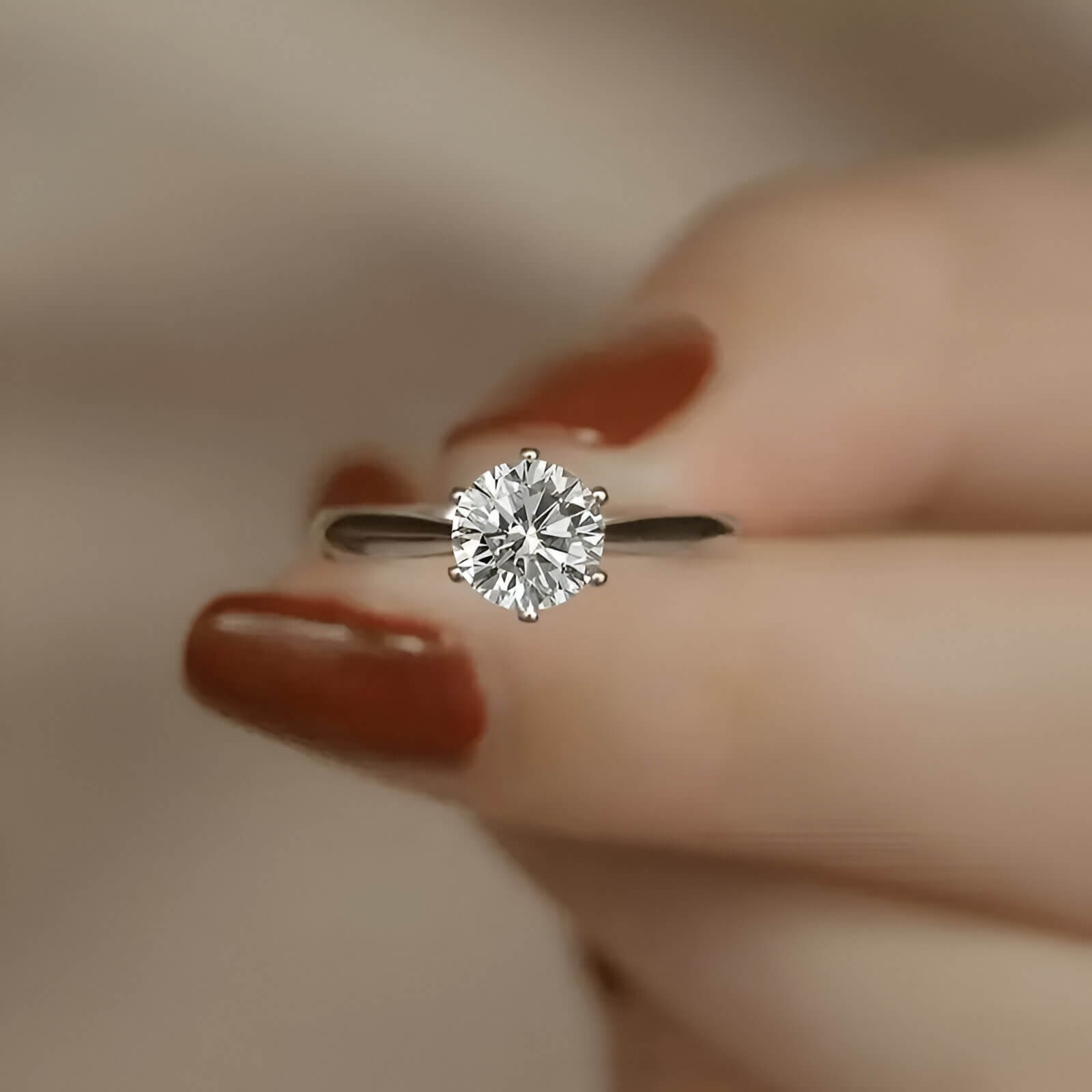 Bague solitaire en or jaune et oxyde de zirconium montrée de face.